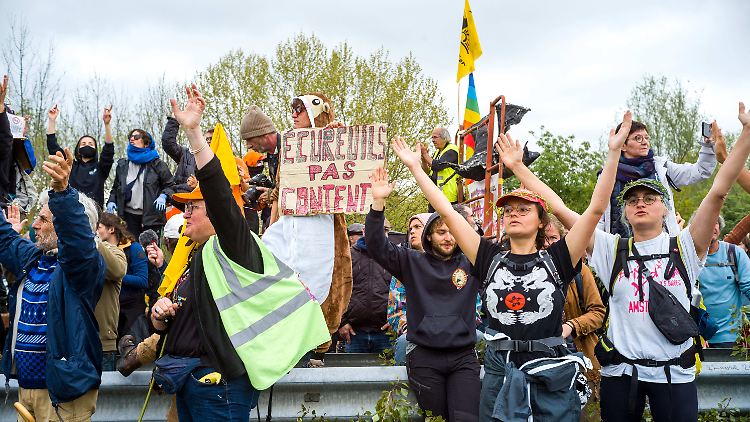 "Ihr könnt keine Revolte auflösen", hieß es auf der Webseite der Klimagruppe - die hier mit anderen Gruppen im April protestiert.