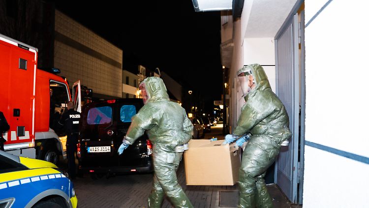 Anfang des Jahres wurde ein Anti-Terror-Einsatz in einem Haus in Castrop-Rauxel durchgeführt. Dafür trugen die Einsatzkräfte vorsichtshalber Schutzanzüge.