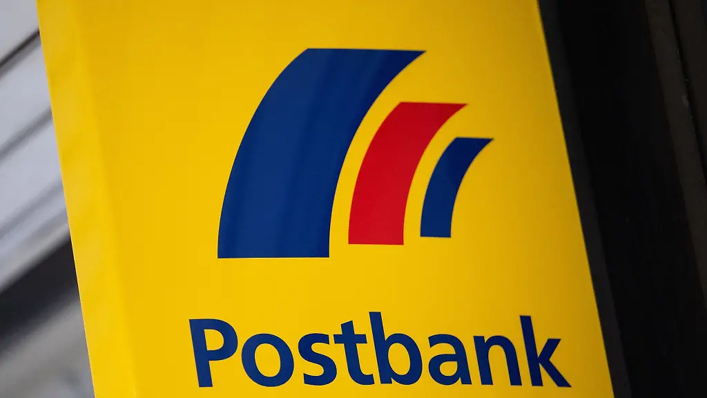 Das-Logo-der-Postbank-ist-an-einer-Filiale-zu-sehen