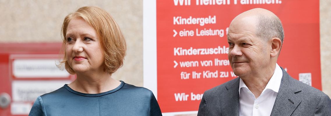 Bundeskanzler Olaf Scholz und Familienministerin Lisa Paus besuchen die Familienkasse Berlin-Brandenburg.