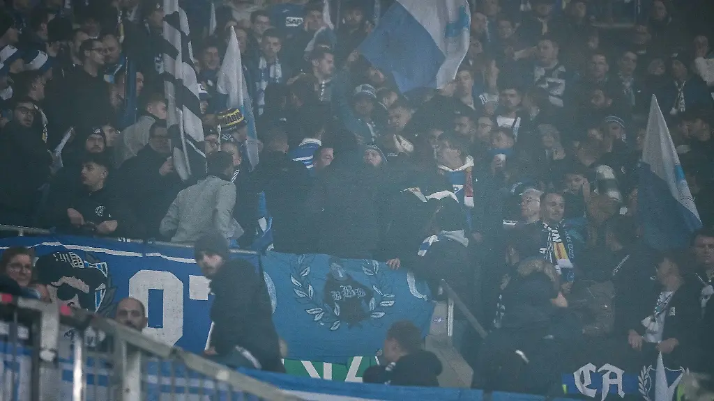 Rauch-ist-in-dem-TSH-Hoffenheim-Fanblock-nach-dem-Boellerwurf