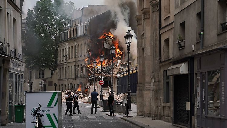 Rauchschwaden und Flammen steigen aus den Trümmern eines Gebäudes am Place Alphonse-Laveran im 5. Arrondissement von Paris auf.