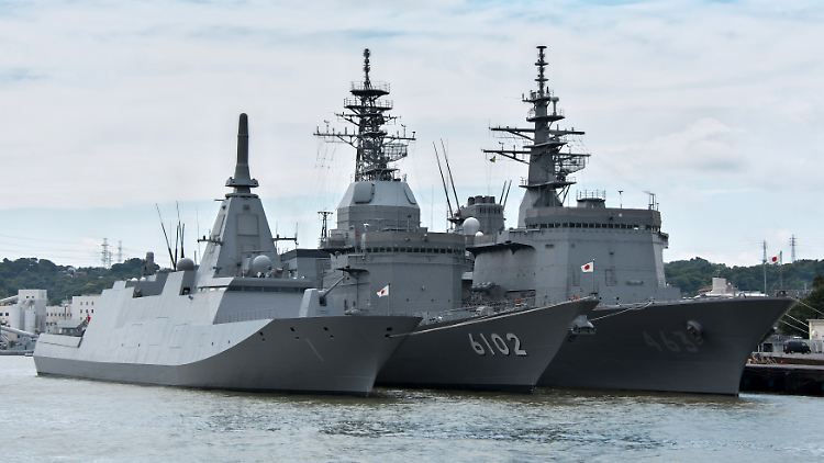 Eine Fregatte der Japan Maritime Self-Defense Force, ein Hilfsschiff und ein Minenräumboot liegen in Yokosuka in Japan vor Anker.