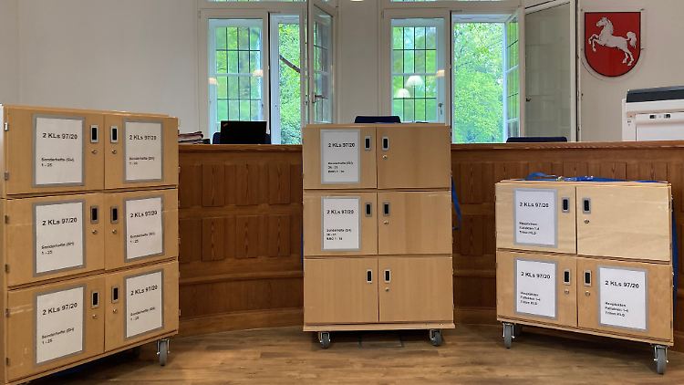 Das Gericht muss für den Steinhoff-Prozess Schränke von Akten durcharbeiten.