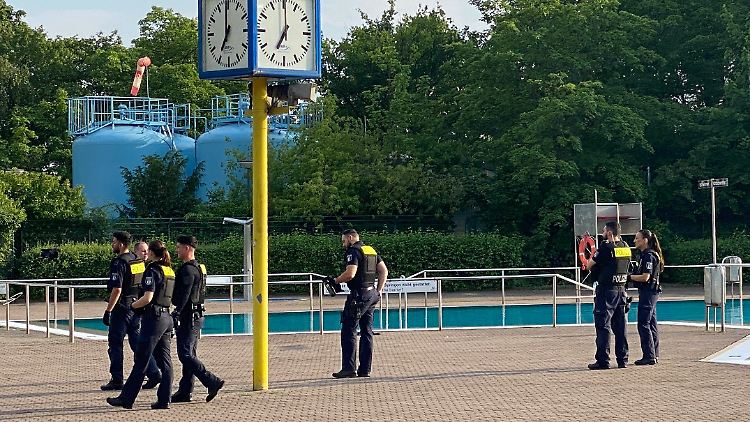 Der Badespaß endete am Mittwochabend im Sommerbad Neukölln früher als üblich.