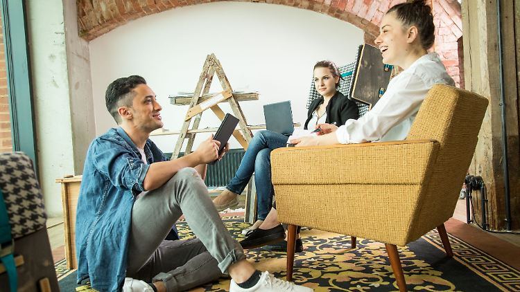 Austausch ist gut, aber: Wer mit Kollegen über private Themen spricht, sollte spätestens dann stoppen, wenn die Unterhaltung nur noch von einem selbst bestritten wird.