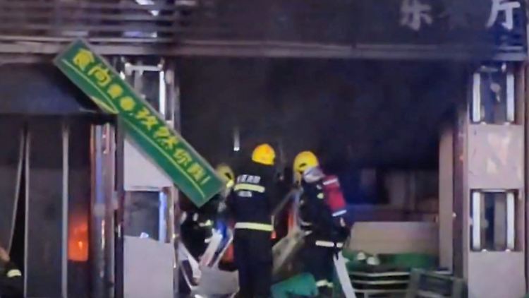 In der Restaurantfassade klafft nach der Explosion ein großes Loch.