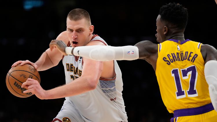 Dennis Schröder im Kampf gegen Nikola Jokic.