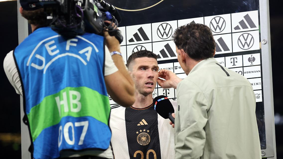 Robin Gosens im Gespräch mit RTL-Mann Felix Görner (r.).