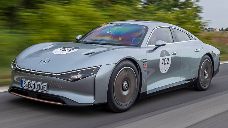 Der Mercedes EQXX ist ebenso ein Hingucker wie der betagte 710 Supersport mit Kompressor. Seine Innovation besteht in der hohen elektrischen Reichweite von mehr als 1000 Kilometern.
