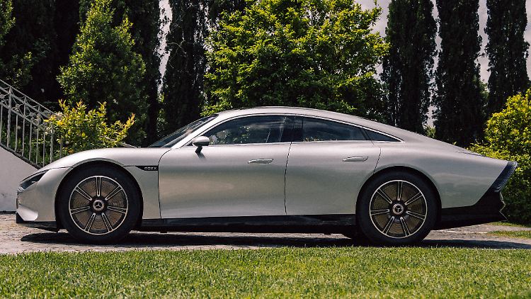 Die Stromlinienform beschert dem EQXX maximale Effizienz. Was er bei der Mille Miglia zu suchen hat? Mit der grünen Variante des Autorennens haben die Verantwortlichen das richtige Format für den lautlosen Benz geschaffen.