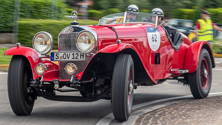 Mühsam durch die Kurve - man muss schon enorme Kräfte aufbringen, um den fast 100 Jahre alten Mercedes zu lenken.