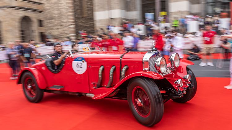 Roter Teppich für noble Autos: Der Mercedes 710 Supersport rollt an den Start der Mille Miglia.