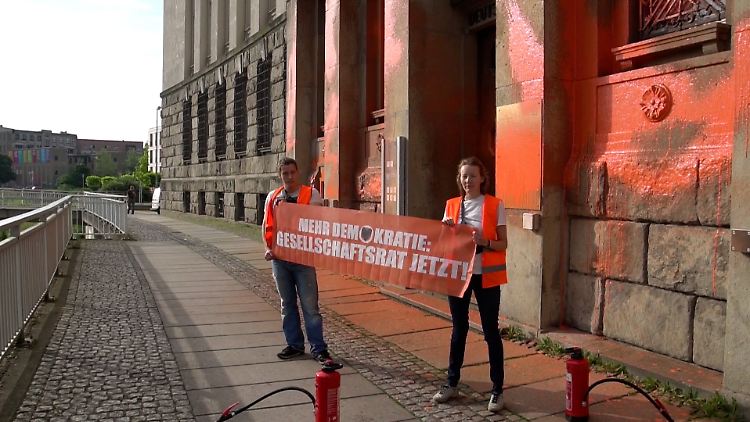 Ein Gesellschaftsrat soll wirksame und sozial gerechte Mechanismen zur CO2-Reduktion entwickeln, so die Forderung der Letzten Generation.