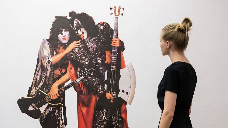 Gerade auf Abschiedstournee, hier aber als Starschnitt an der Wand: Paul Stanley (l.) und Gene Simmons von Kiss.