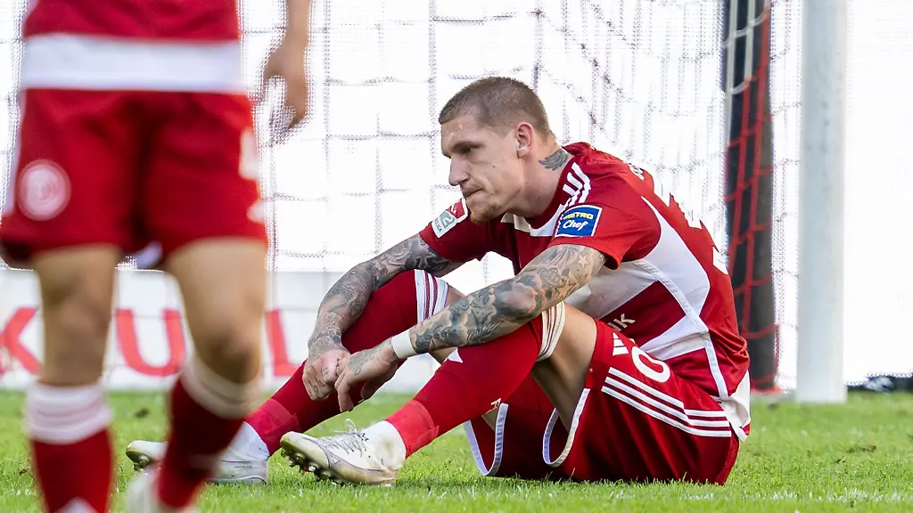 Duesseldorfs-Jordy-de-Wijs-ist-enttaeuscht-nach-dem-Schlusspfiff