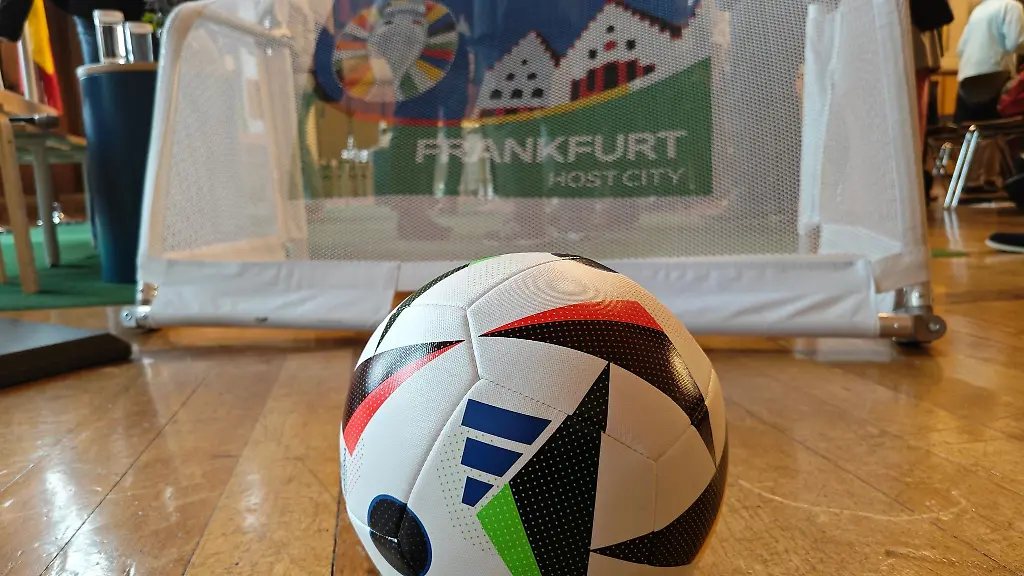 Ein-Ball-und-ein-Tor-liegen-bei-einer-Pressekonferenz-im-Frankfurter-Roemer-zu-den-Vorbereitungen-der-Stadt-auf-die-Europameisterschaft