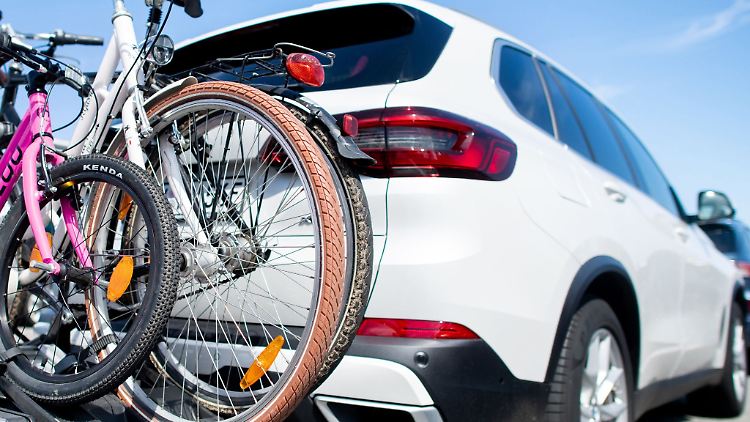Pedelecs und schwere Fahrräder sind generell am komfortabelsten auf einem Träger für die Anhängerkupplung festgemacht.