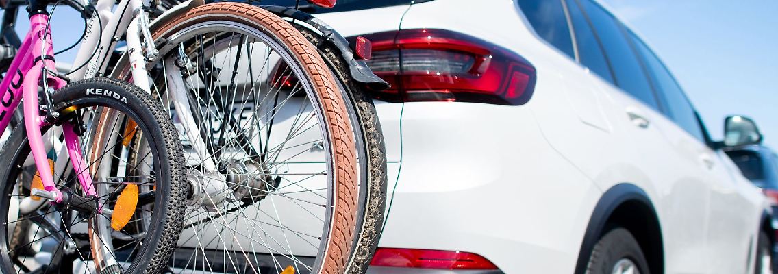 Pedelecs und schwere Fahrräder sind generell am komfortabelsten auf einem Träger für die Anhängerkupplung festgemacht.