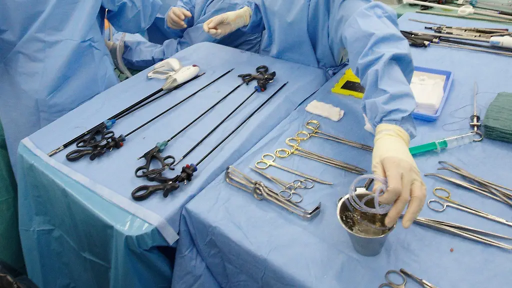 Aerzte-operieren-in-einem-Op-Saal