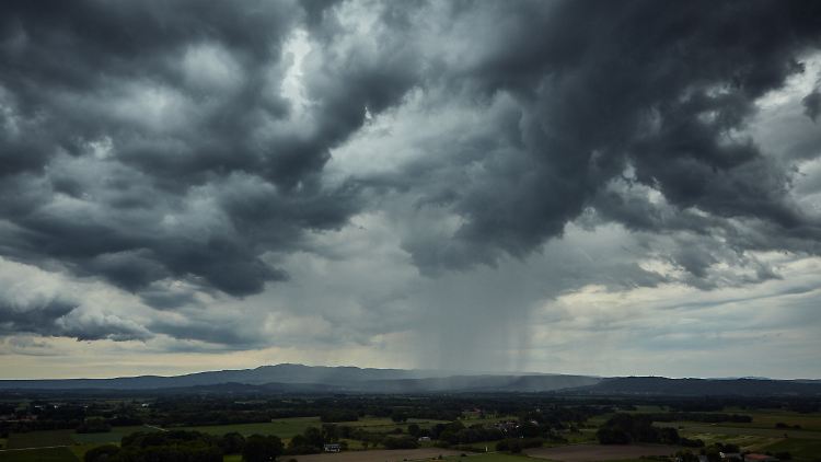 Gebietsweise sind Regenmengen von 50 Litern pro Quadratmeter und mehr innerhalb kurzer Zeit denkbar.