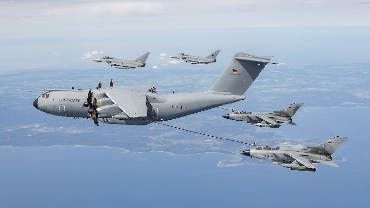 Über der Ostsee betankt ein A400M zwei Tornados, begleitet von zwei Eurofightern.