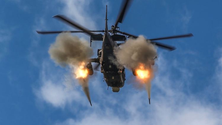 Der russische Hubschrauber Ka-52 - der sogenannte Alligator - kann auf eine Entfernung von bis zu zehn Kilometern angreifen.