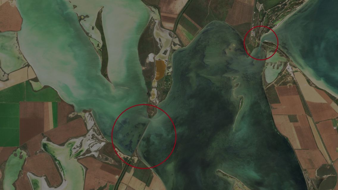 Die Situation vor dem Angriff: Blick auf die Bahn-Brücke (links, großer Kreis) und die Straßenbrücken bei Tschonhar (Aufnahme vom 20. Juni 2023).