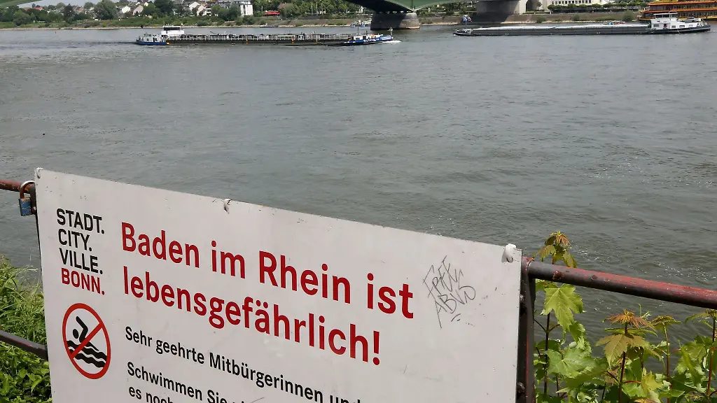 Mit-einem-Hinweisschild-Baden-im-Rhein-ist-lebensgefaehrlich-warnt-die-Stadt-Bonn-die-Menschen-vor-den-Gefahren-beim-Schwimmen-im-Rhein