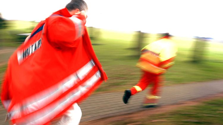 Insbesondere für Rettungssanitäter ist der Alltag hart.