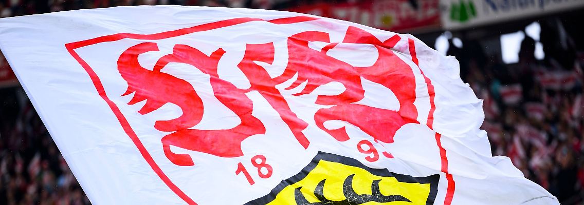 Eine Fahne mit dem Logo des VfB Stuttgart schwenkt im Stadion.