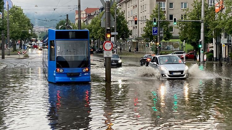 In Kassel wurde der öffentliche Nahverkehr am Abend eingestellt.