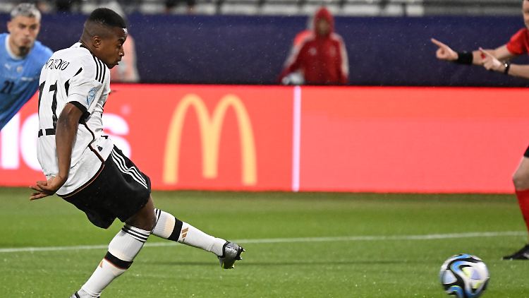 Moukoko verschießt den ersten Strafstoß nach nur einer Minute Spielzeit.