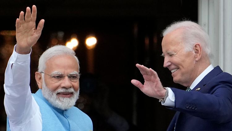 Biden (r.) umgarnt den indischen Premier Modi - doch es gibt Kritik am pompösen Empfang.