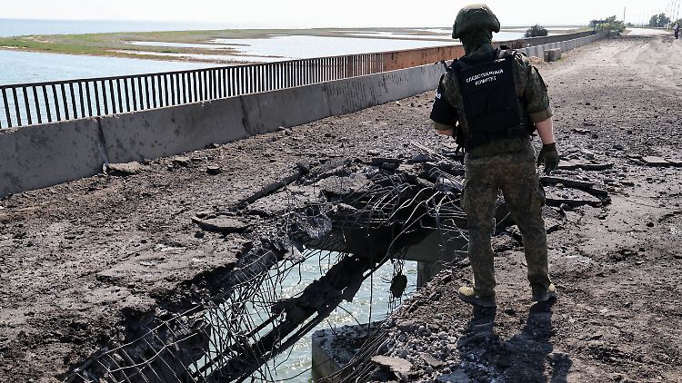 Der Raketeneinschlag hinterlässt einen großen Krater auf der Tschonhar-Brücke.