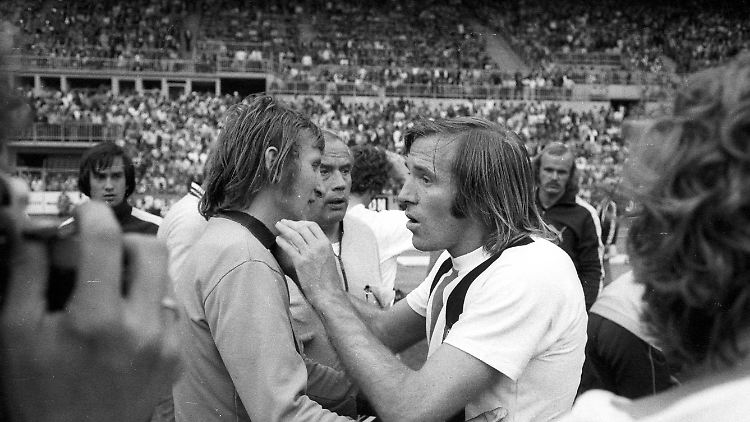Günter Netzer tauscht sich mit Wolfgang Kleff in der Halbzeit der Verlängerung aus.