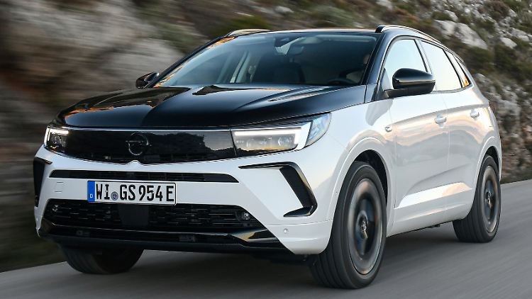 Seit Anfang 2023 bietet Opel sein Kompakt-SUV Grandland als Plug-in-Hybrid GSe in sportlicher Aufmachung an.