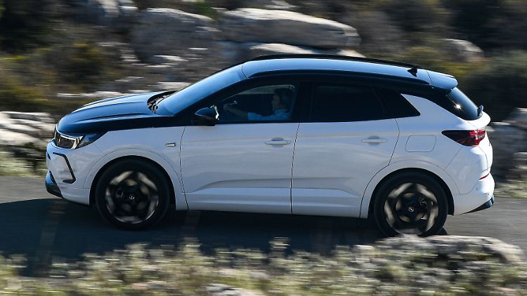 Rund viereinhalb Meter ist der Opel Grandland auch in der sportlichen GSe-Version lang.