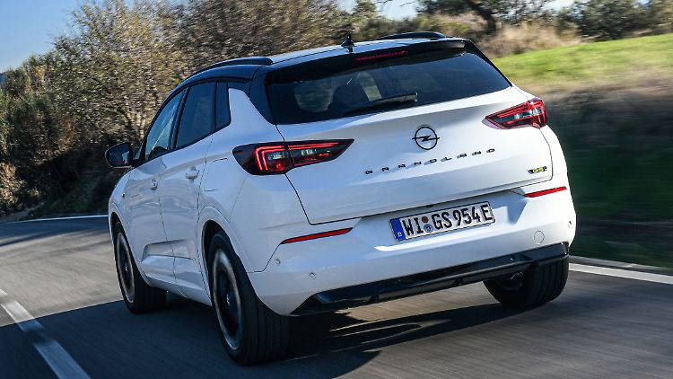 Der Opel Grandland GSe hat auf beiden Seiten eine Tankklappe. Hinter der Klappe in der linken Flanke verbirgt sich die Ladebuchse.