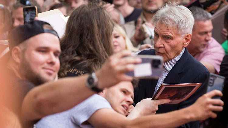 Die Fans drängelten sich, um mit "Indiana Jones" alias Harrison Ford auf Tuchfühlung zu gehen.