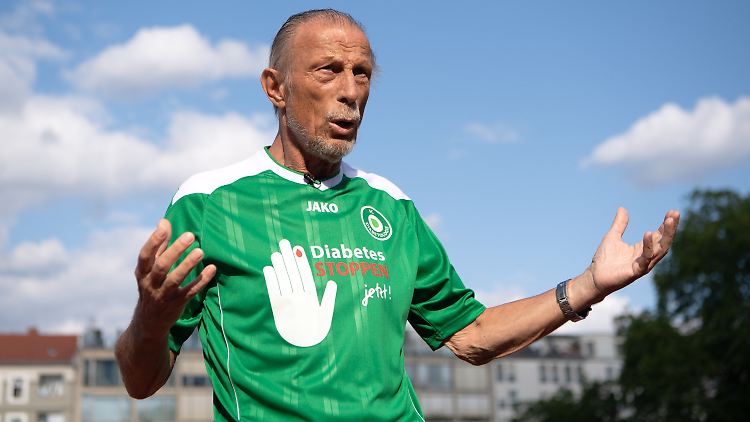 In der Hauptstadt coachte Daum zuletzt den FC Diabetologie beim Spiel gegen den FC Bundestag.