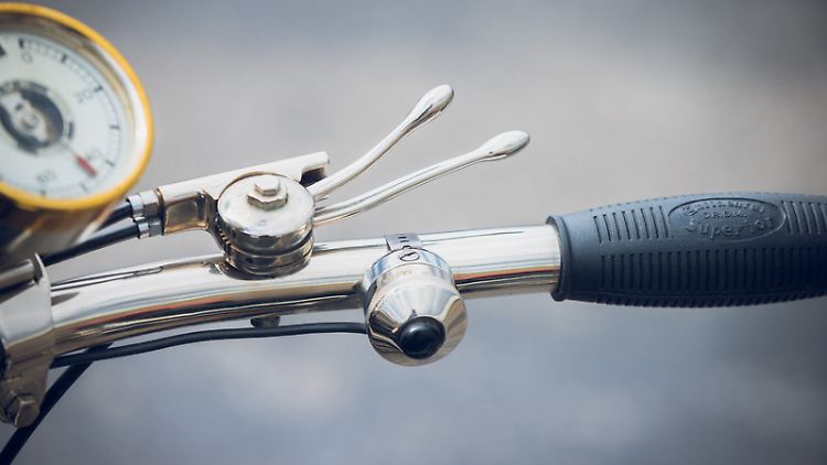 Anstelle eines Gasgriffs, wie man ihn heute am Motorrad kennt, nutzt die BMW R32 zwei Hebel rechts am Lenker.