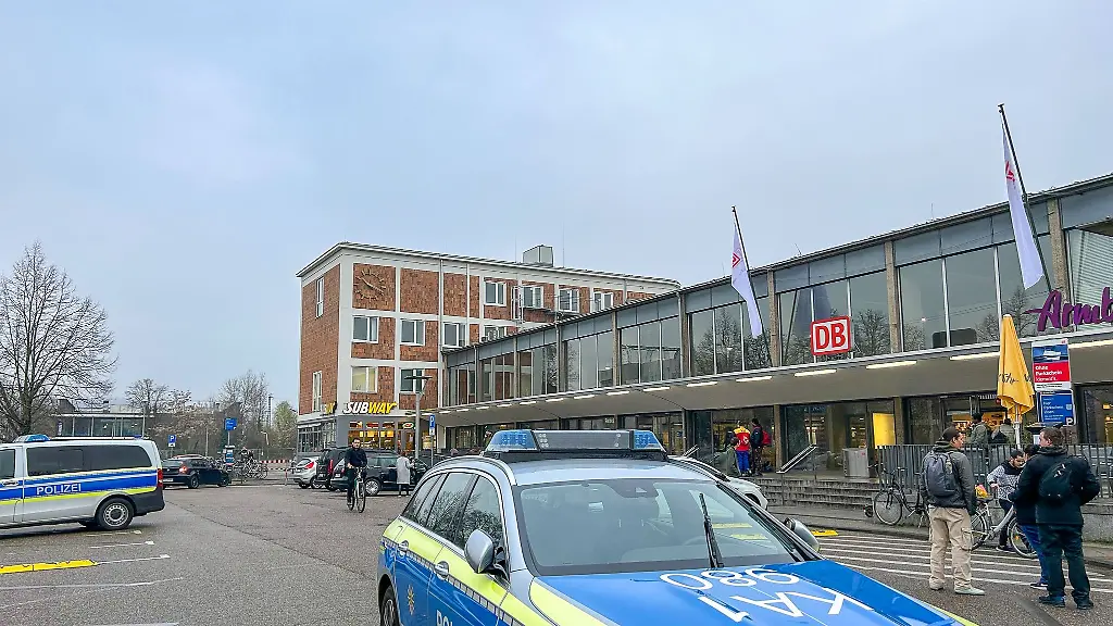 Ein-Mann-ist-am-Bahnhof-in-Bruchsal-mit-einem-Messer-attackiert-und-schwer-verletzt-worden-Eine-verdaechtige-Person-ein-junger-Mann-ist-auf-der-Flucht-wie-ein-Sprecher-der-Polizei-am-Montagabend-bestaetigte