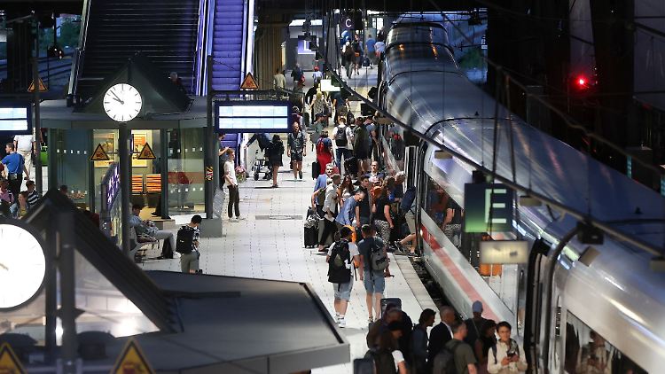 Teilweise ging nichts mehr: Unwetterschäden haben den Bahnverkehr eingeschränkt.