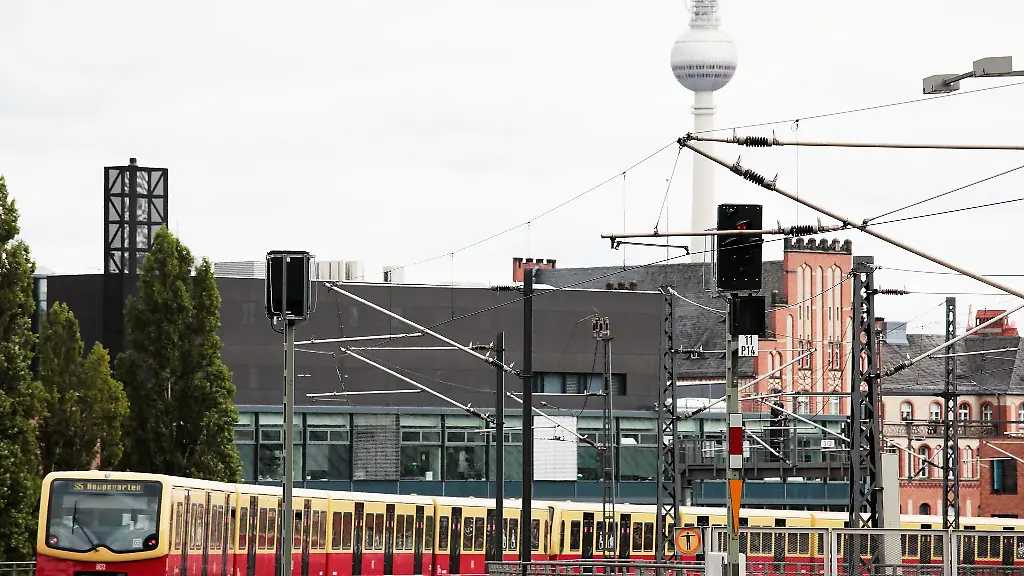 Eine-S-Bahn-verlaesst-den-Berliner-Hauptbahnhof-Am-Freitag-muessen-sich-Fahrgaeste-in-der-Hauptstadt-auf-groessere-Einschraenkungen-einstellen
