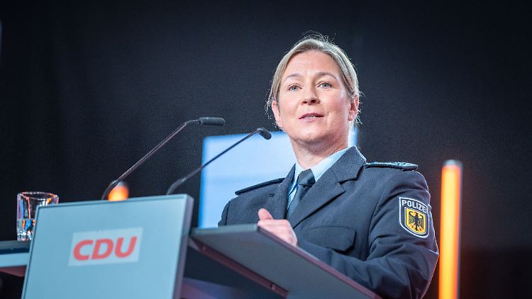 Pechstein trat mit ihrer Uniform bei der CDU auf, um eine politische Rede zu halten.