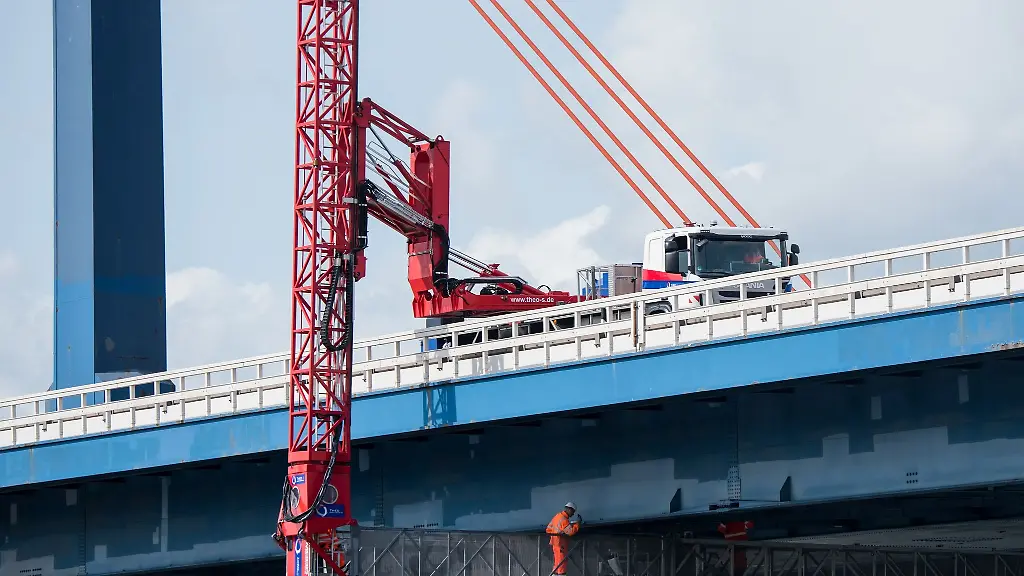 Ein-Baupruefer-kontrolliert-die-Norderelbbruecke