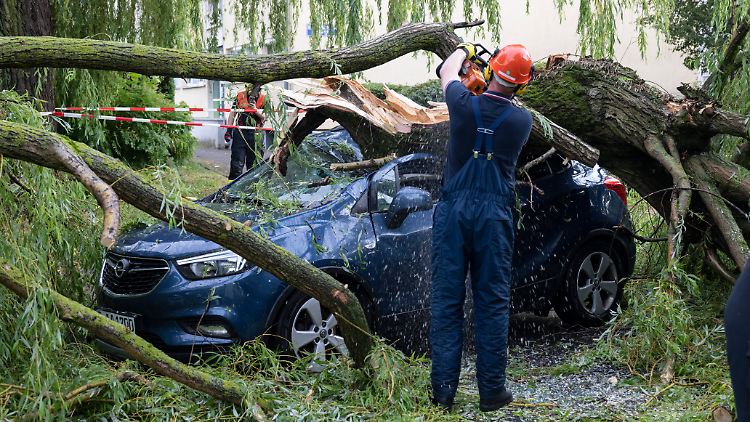 Landesweit waren Tausende Einsatzkräfte mit der Bewältigung der Unwetter-Folgen beschäftigt.