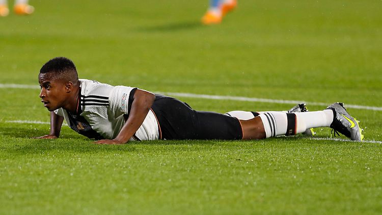 Mehrere U21-Kicker wurden im Netz rassistisch beleidigt.