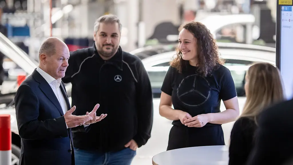 Bundeskanzler-Olaf-Scholz-l-SPD-spricht-bei-seinem-Besuch-in-Baden-Wuerttemberg-im-Mercedes-Benz-Werk-Sindelfingen-mit-Mitarbeitern